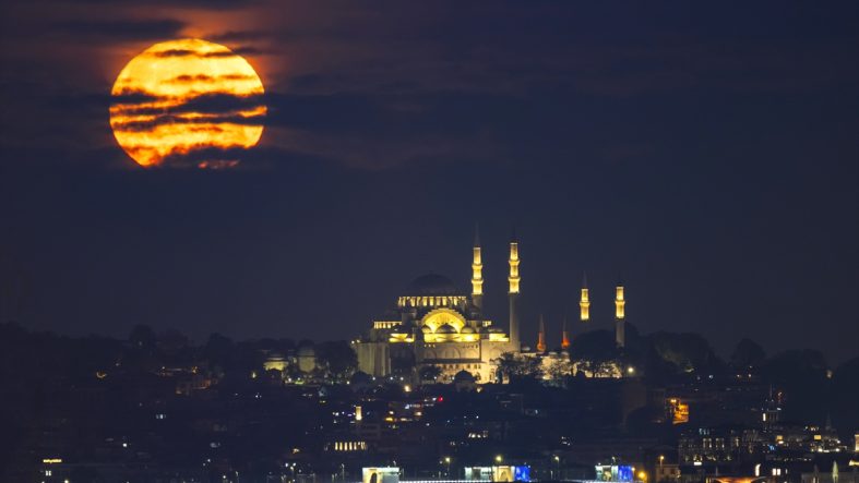 İstanbul’da Süleymaniye Camisi ve Dolunay Harika Bir Manzara Oluşturdu